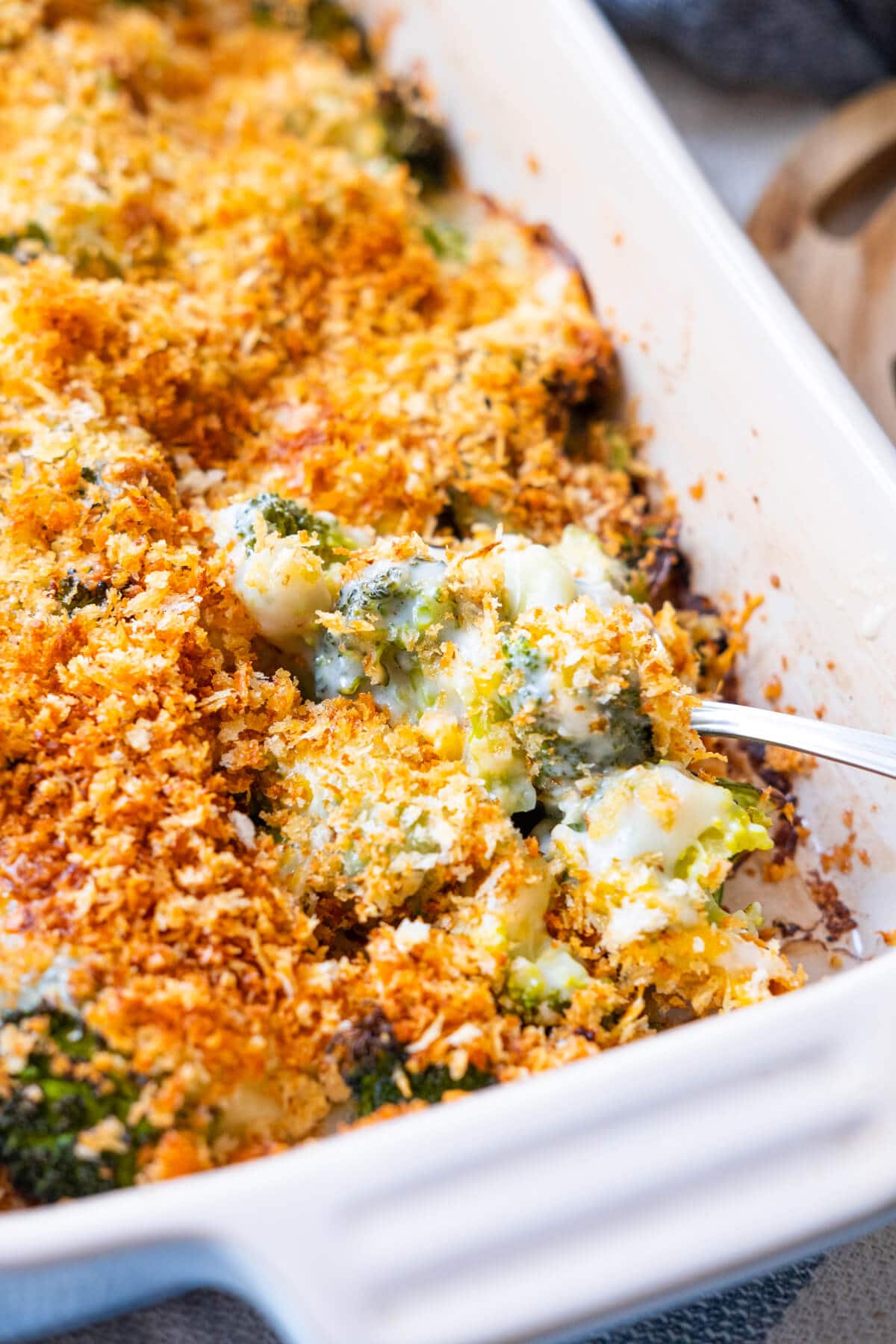 Broccoli gratin with a creamy sauce and tender broccoli, and topped with golden brown bread crumbs. 