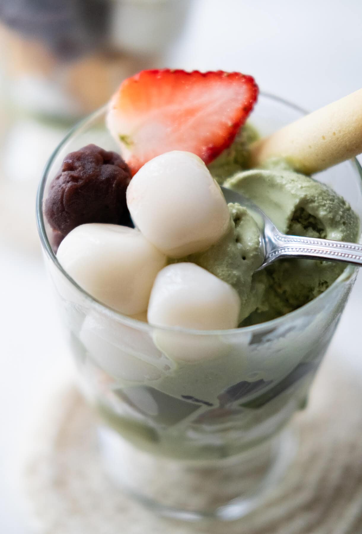 Scoop the mochi ball with a small spoon in the matcha parfait. 