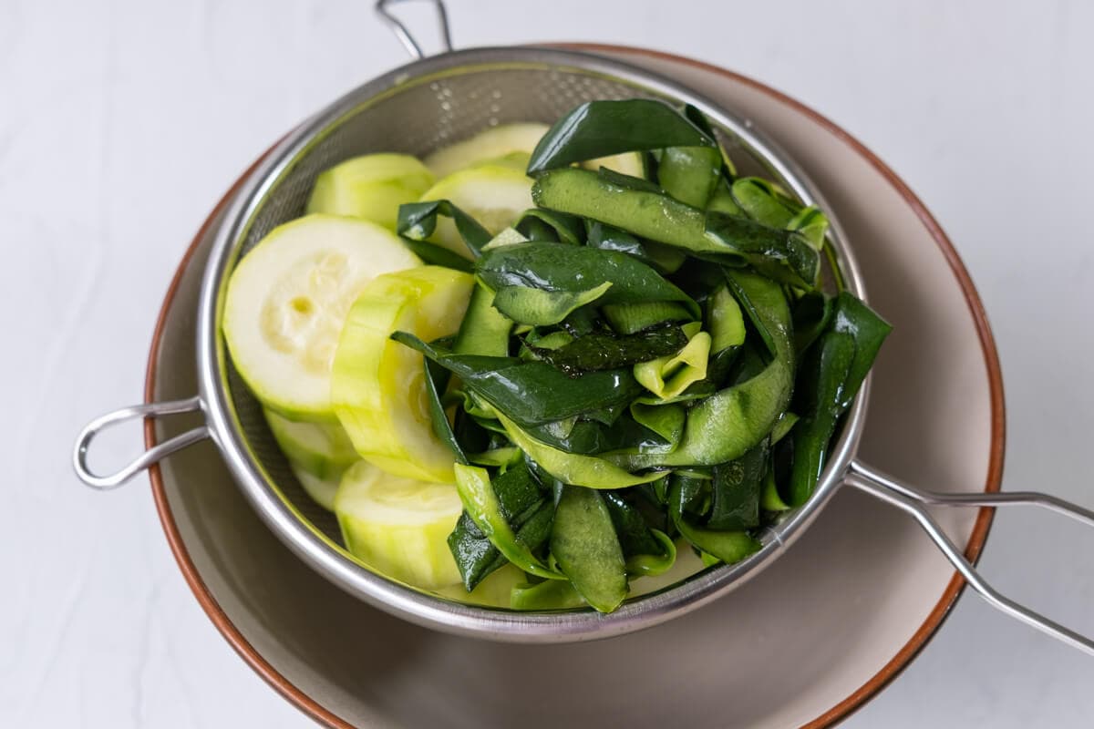 Drain the steamed zucchini and its skin with a colander.