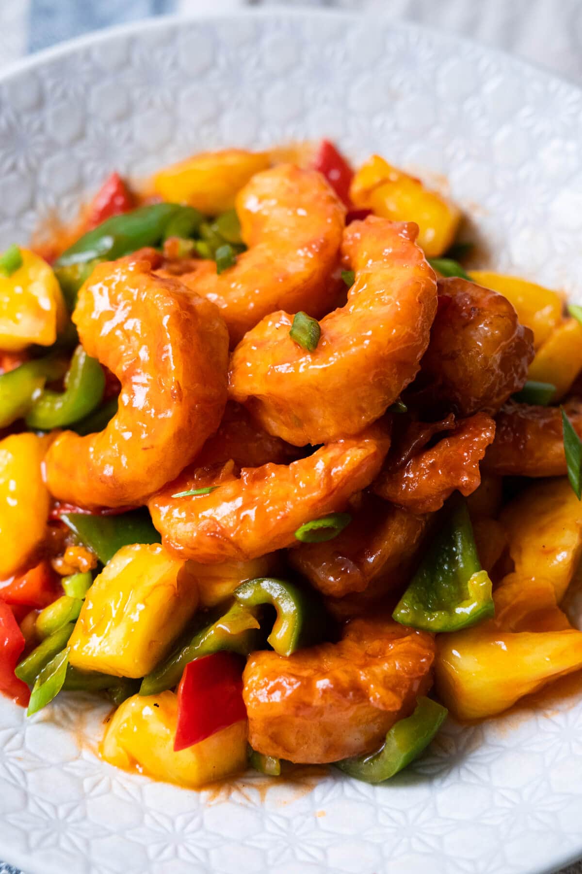 Deep-fried shrimp stir fired with green and red bell pepper and pineapple and coated with red sauce. 