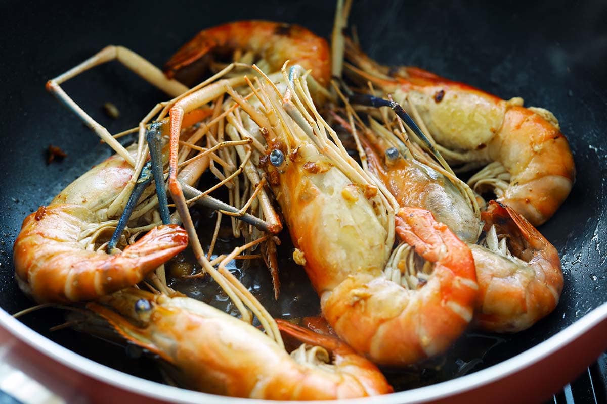 Giant freshwater prawn cooked in a pan. 