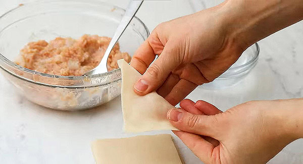 This image shows the wonton being wrapped in the Hong Kong style.