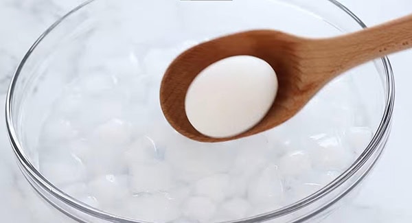 This image shows the eggs plunging in ice water.