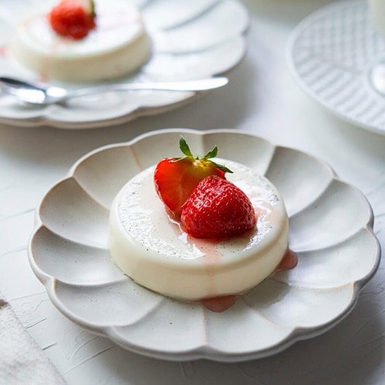 Easy vanilla panna cotta recipe served with strawberries. 