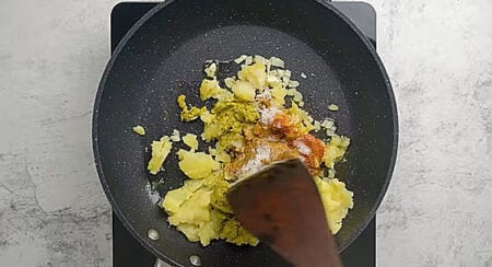 Cooking samosa 