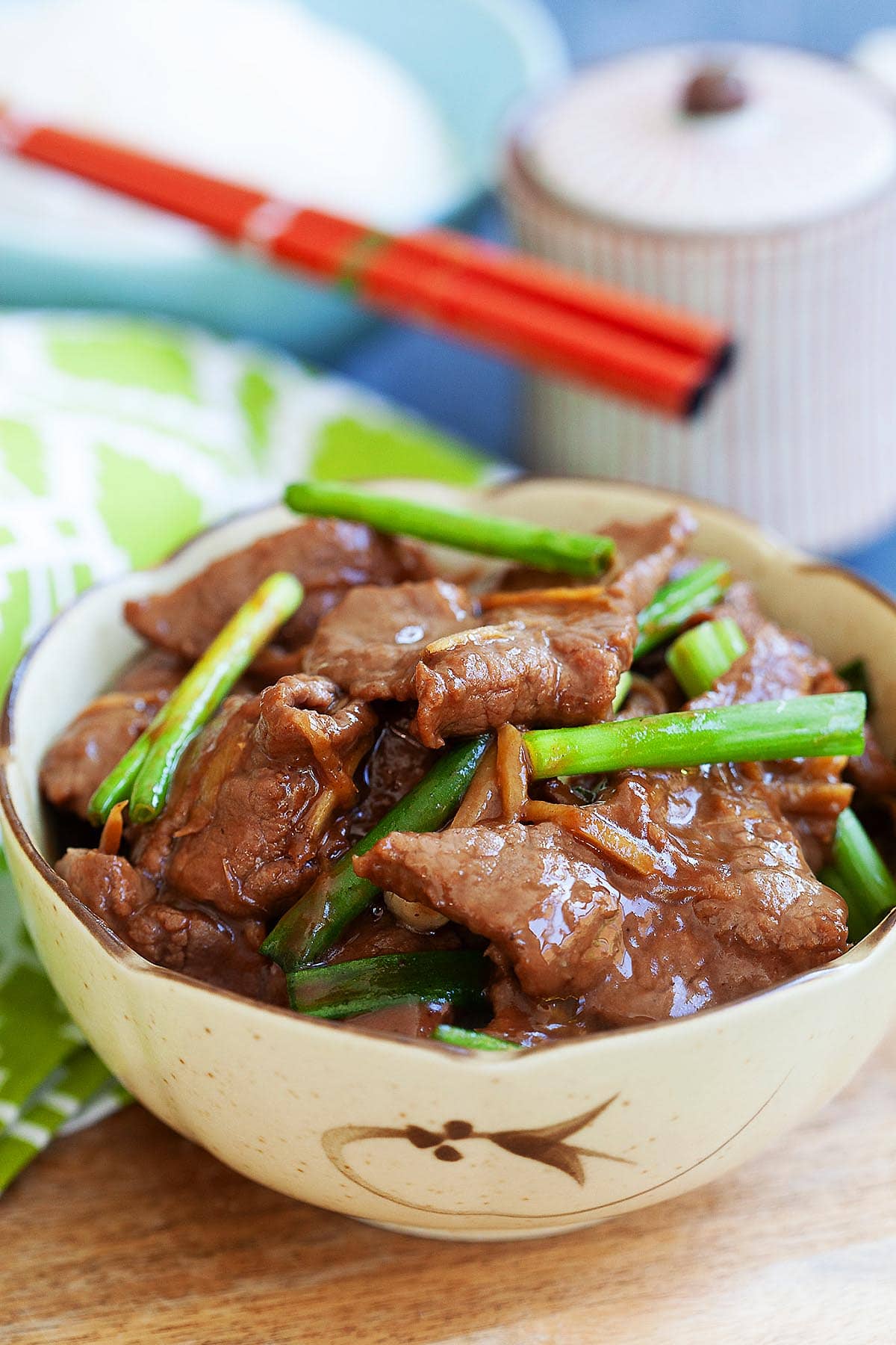 Chinese stir fry beef with ginger and scallion in brown sauce. 