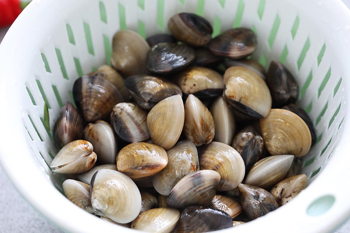 Clean the clams thoroughly. 