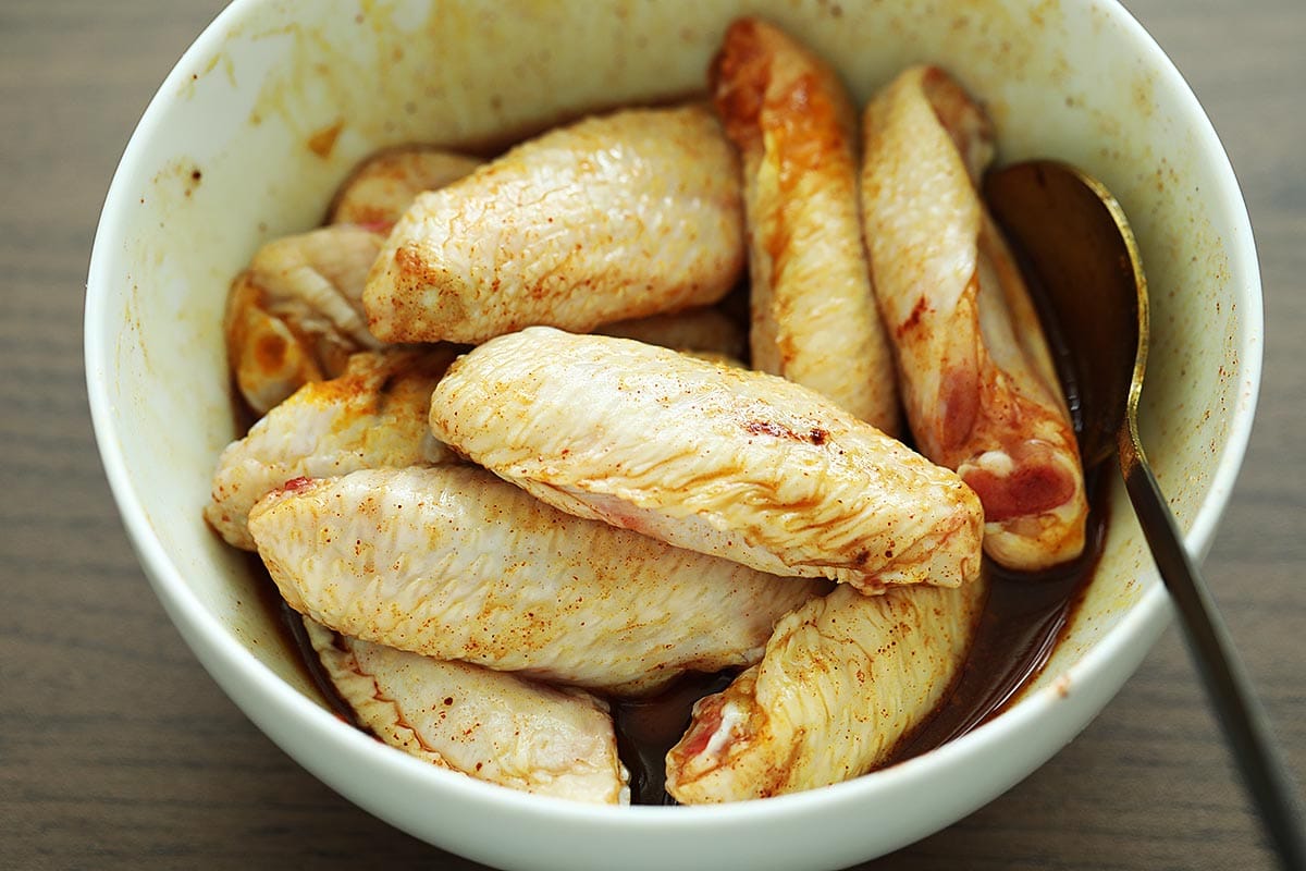Marinate the chicken with the ginger juice and seasoning in a bowl.  