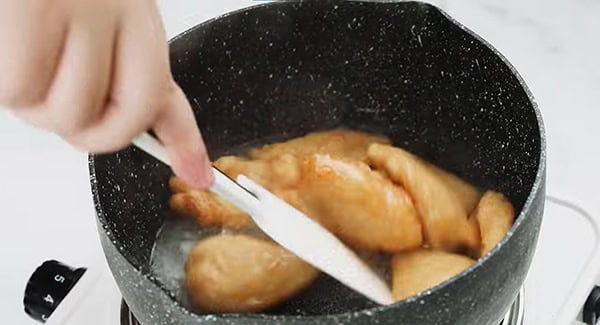 Stir the fried chicken with the lemon sauce in a sauce pan. 