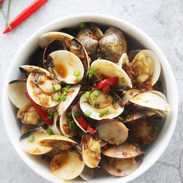 Easy homemade sauteed Asian chili clams.