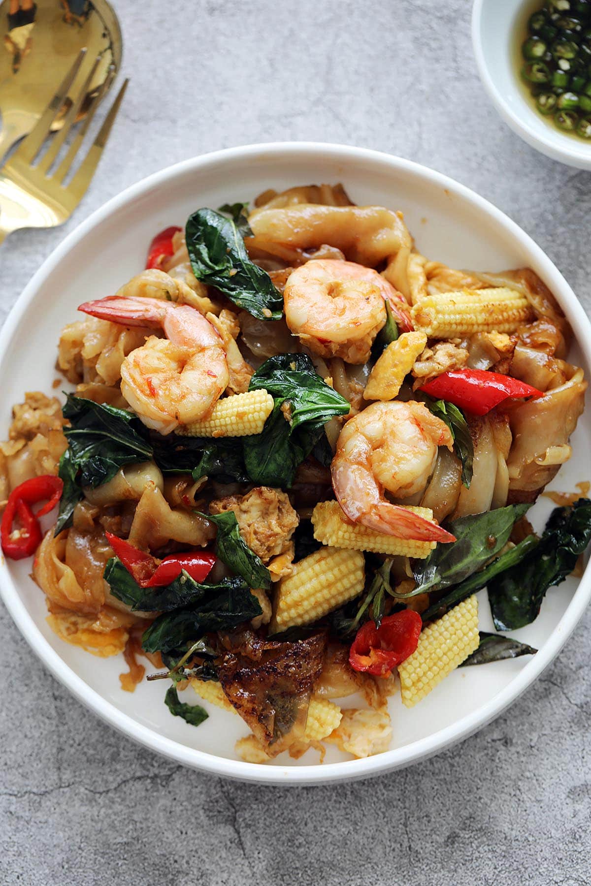 Drunken noodles served on a plate. 