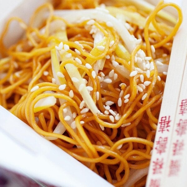 Hong Kong chow mein with plain noodles cooked with soy sauce.