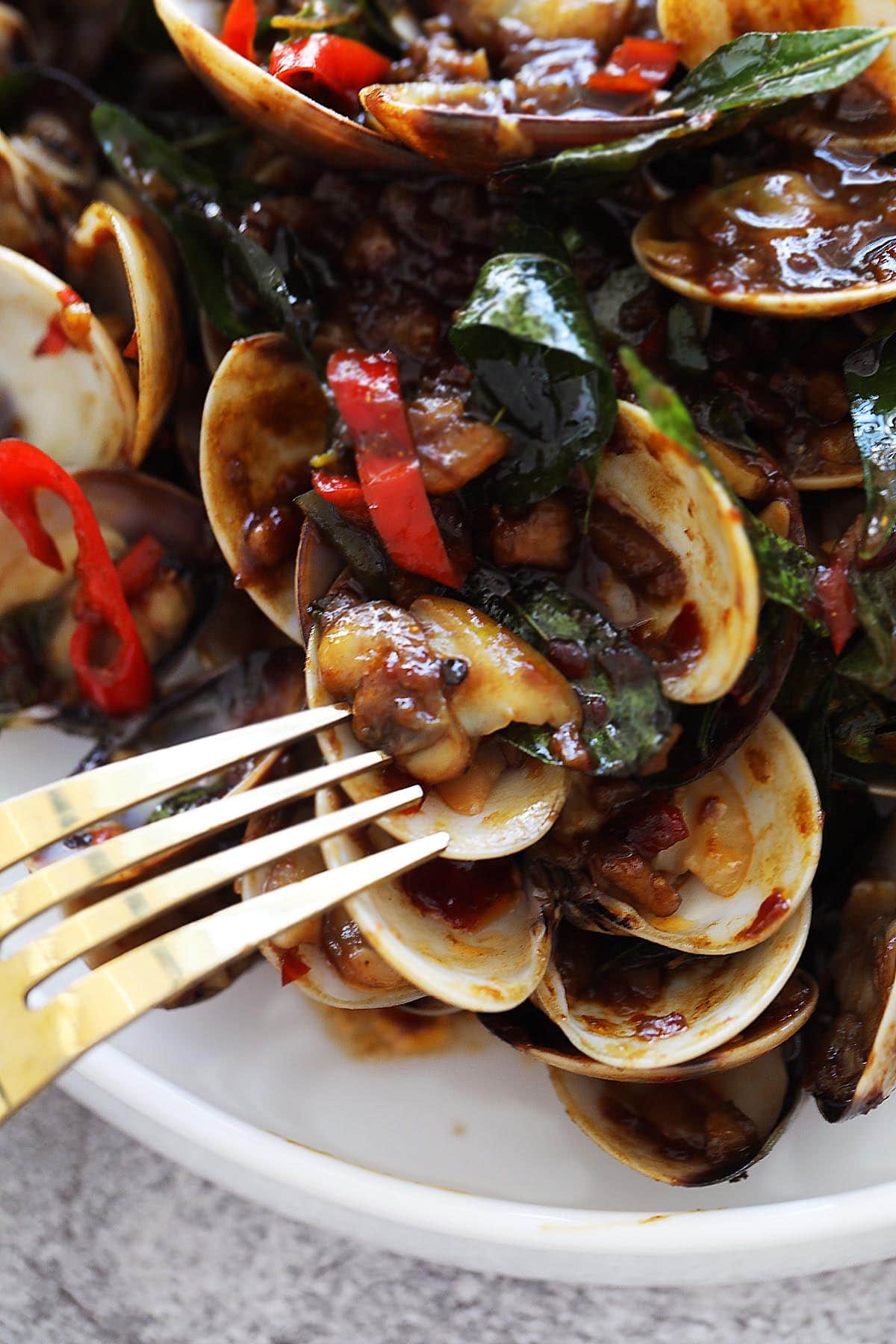 Clams with kam heong sauce served on a plate. 