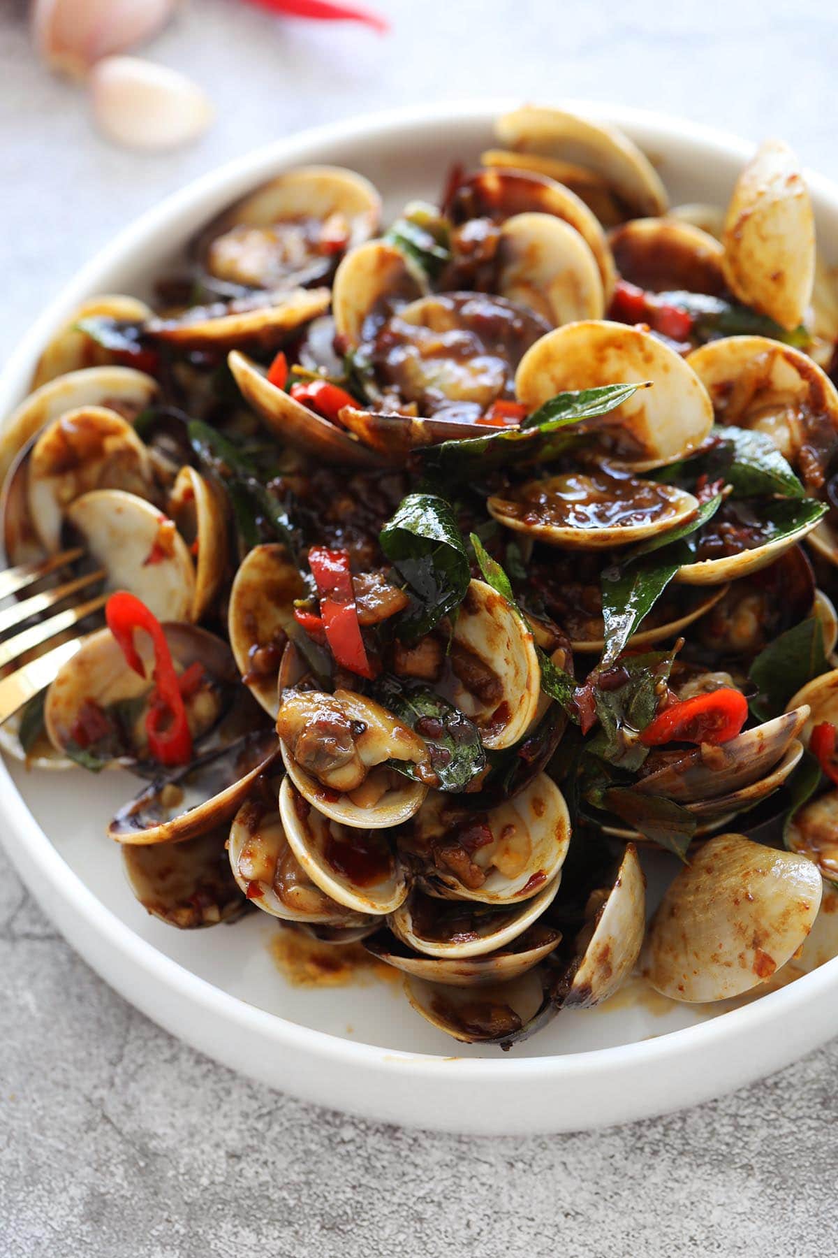 Stir fried clams coated with kam heong sauce. 