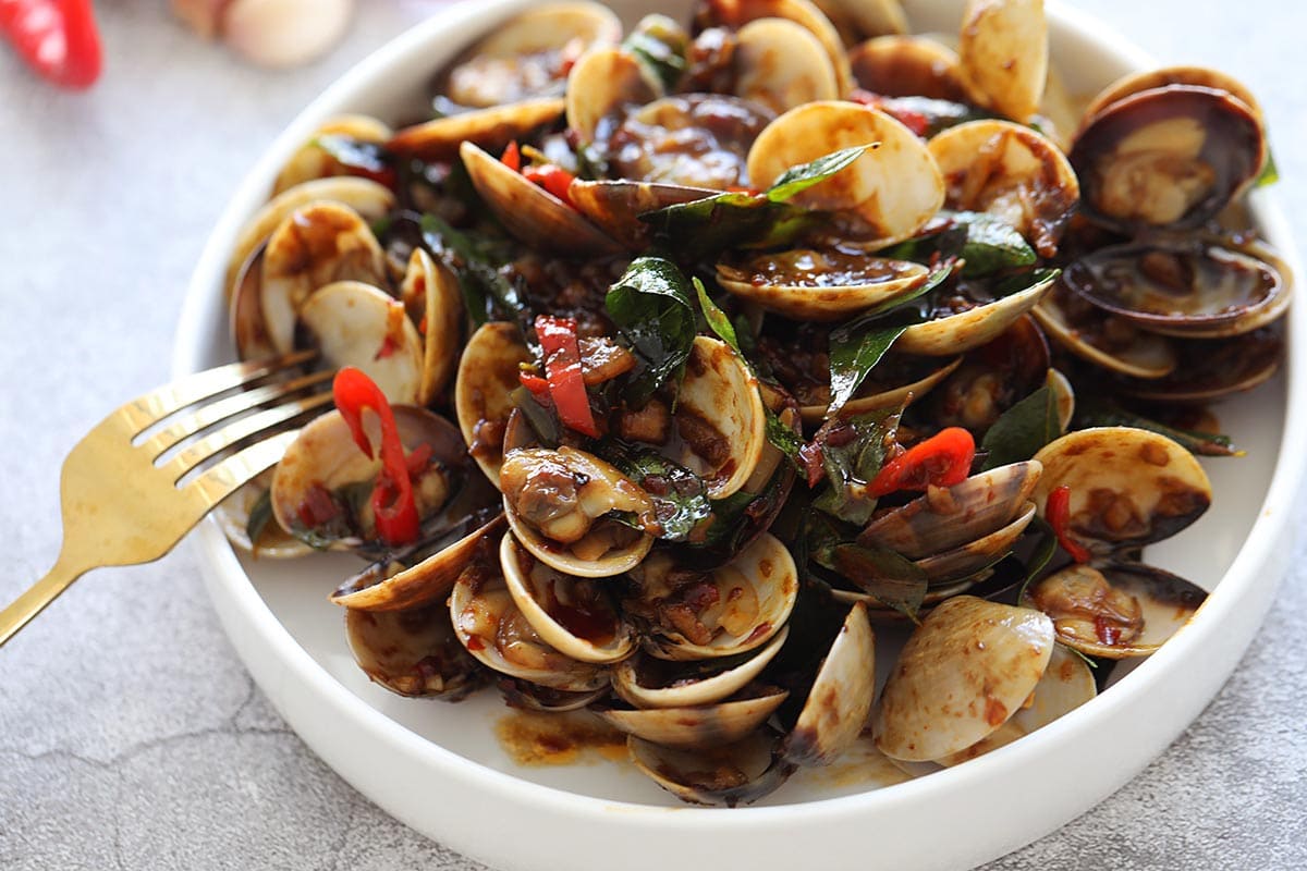 Dish out the stir fried clams on a plate. 