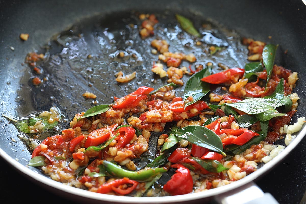 Stir fry the aromatic, sambal, dried shrimp, chilies and curry leaves. 