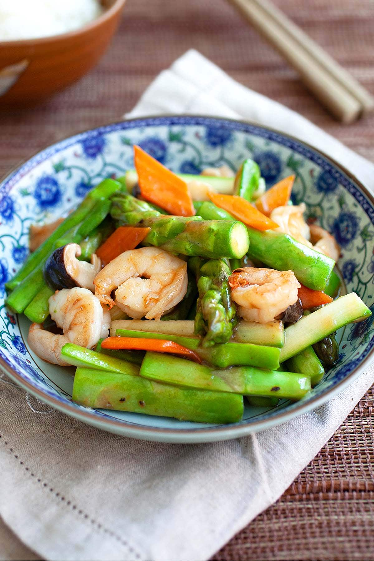 Easy and healthy asparagus stir fry with shrimp and brown sauce.