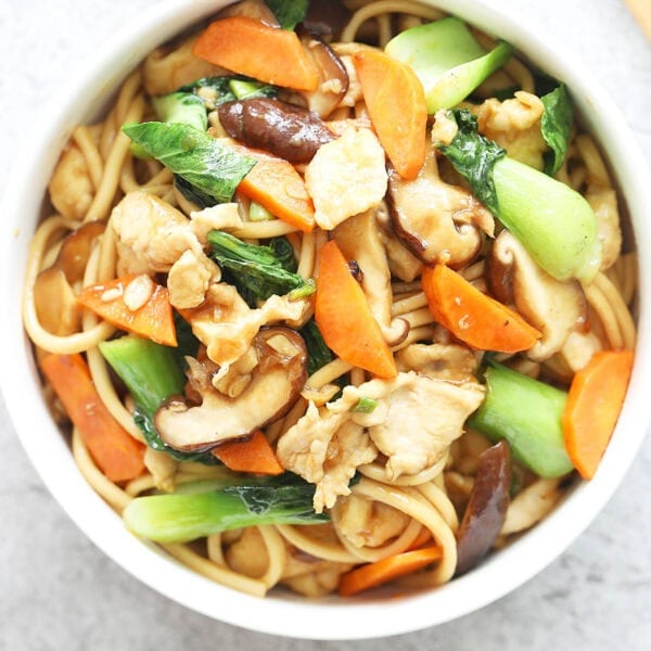 Chicken lo mein served in a bowl.