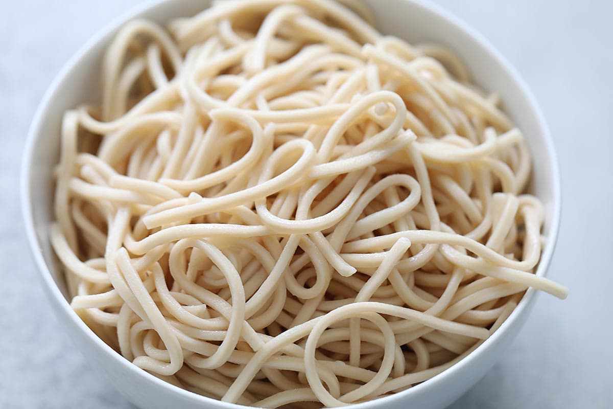 Plain lo mein noodles in a bowl.