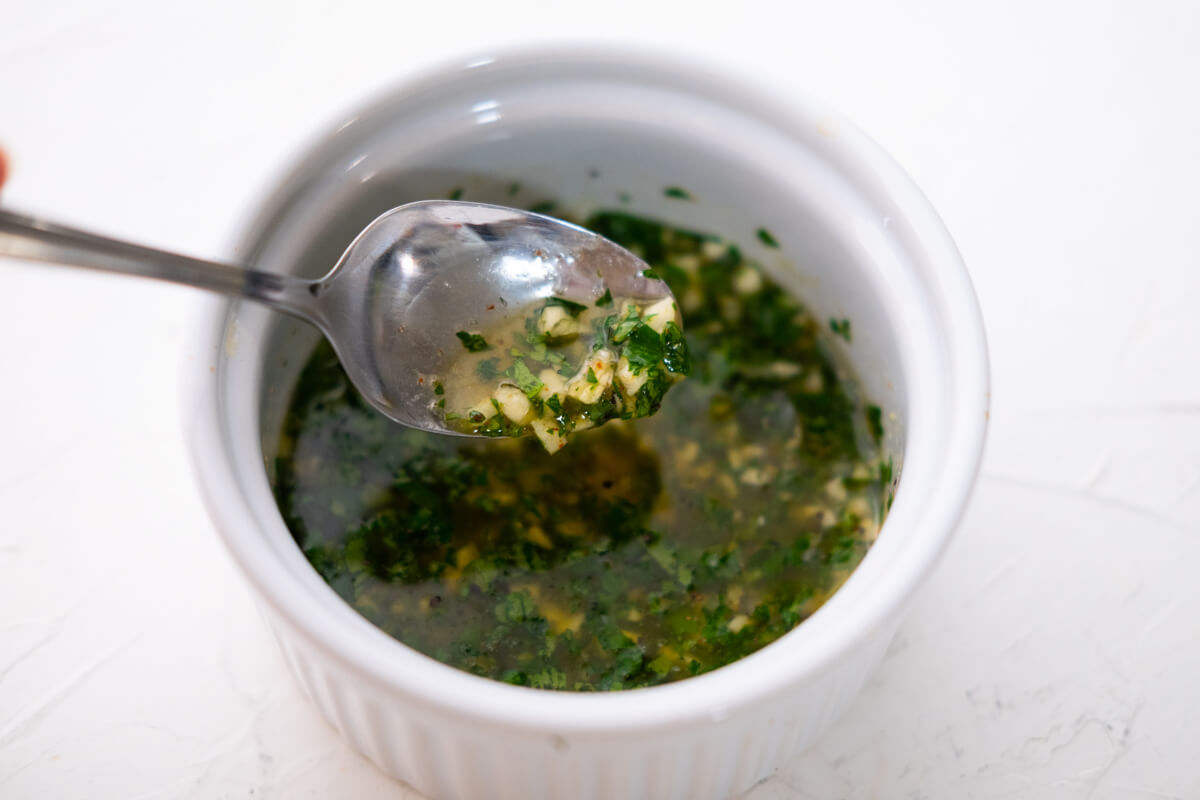 Combine the melted butter, garlic, parsley, salt, cayenne pepper, lemon juice, and black pepper in a small bowl.