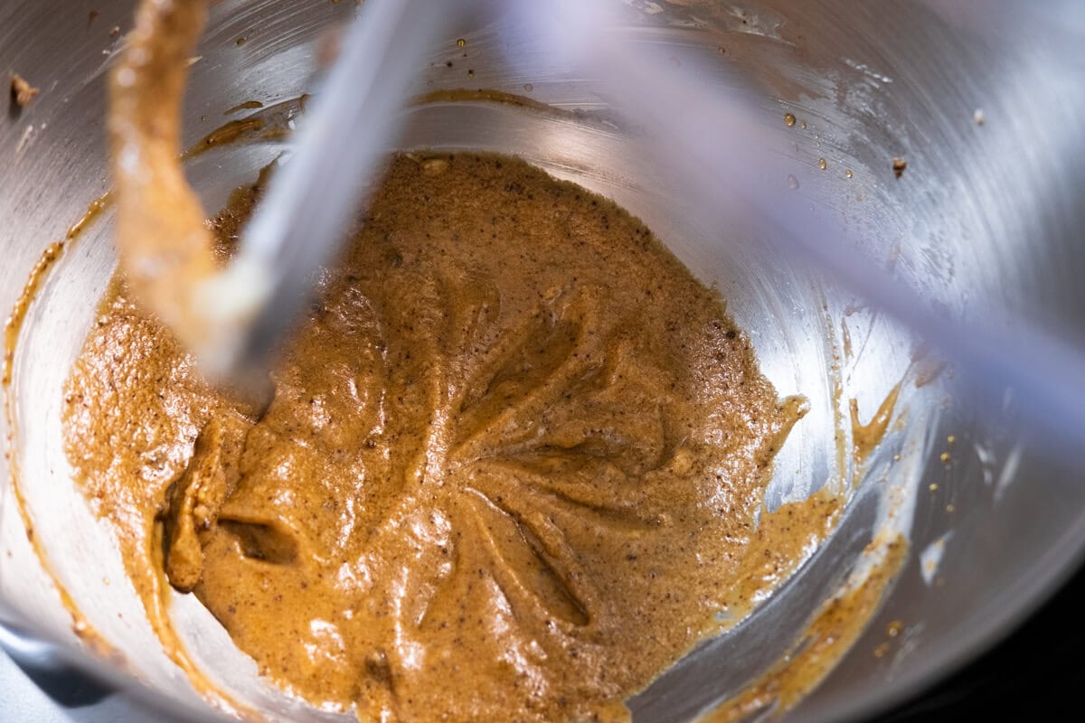 In an electric mixer fitted with the paddle attachment, cream the butter. Add sugar and beat until fluffy, about 2 minutes. Mix in eggs and molasses.