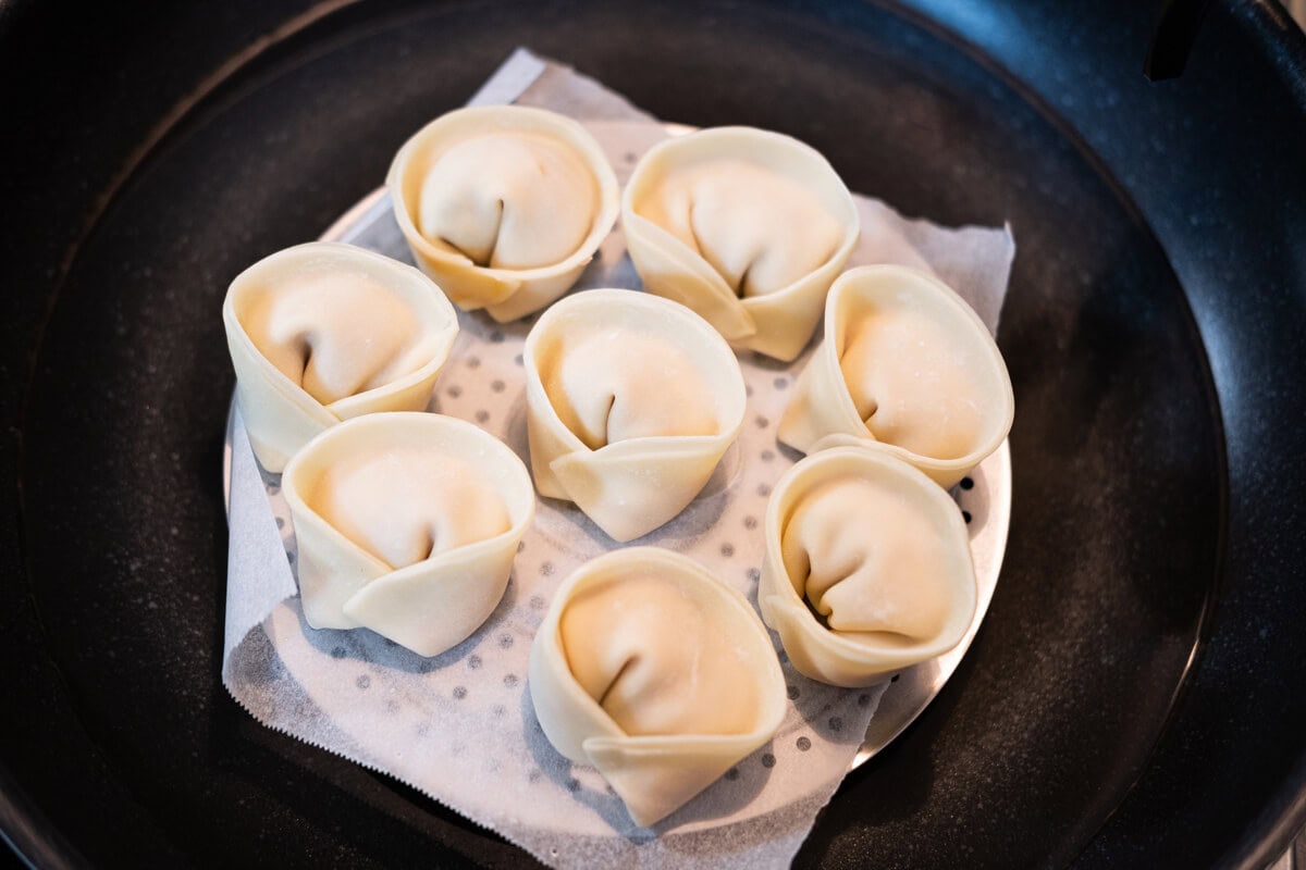 Place the kimchi mandu on a steamer. 