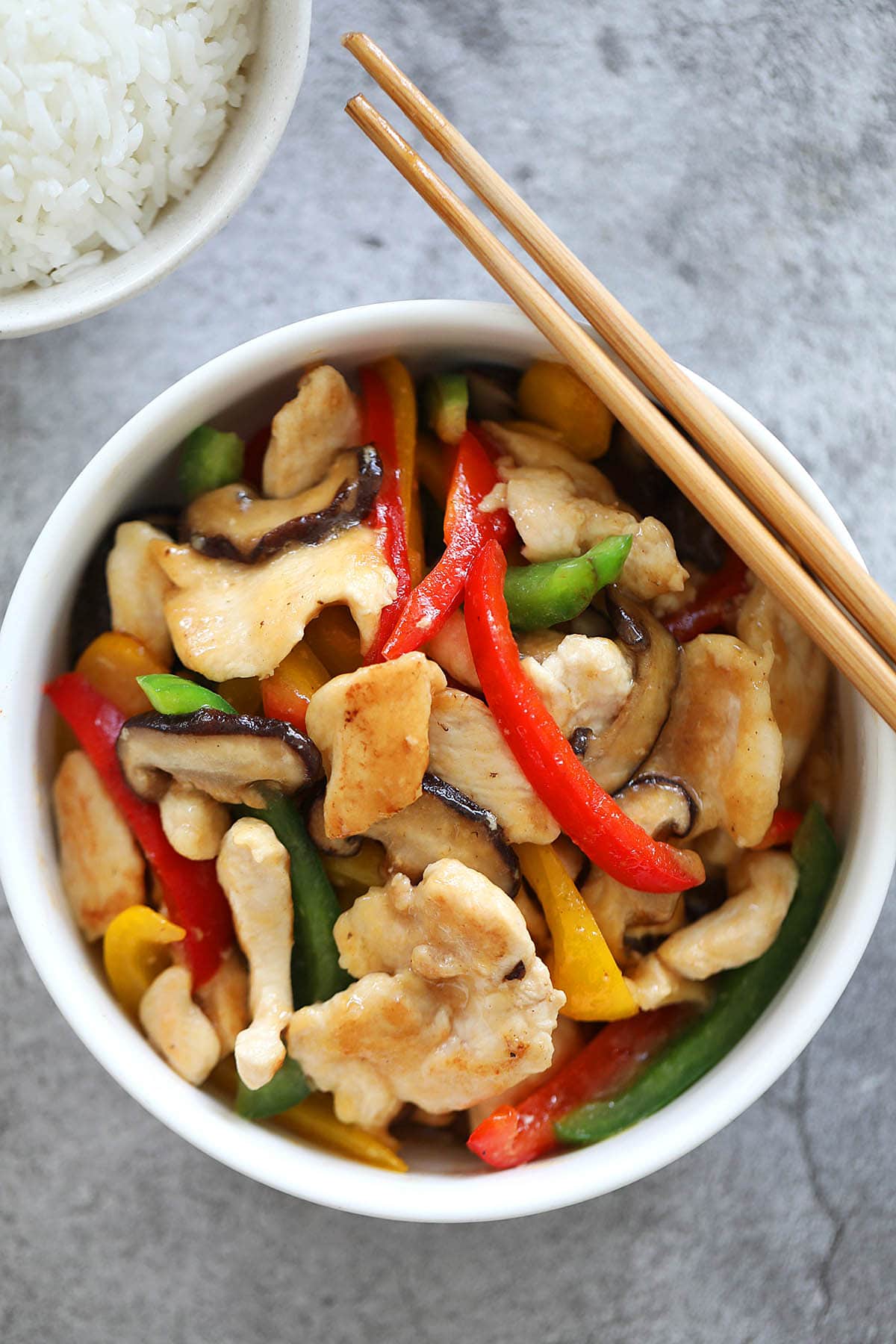 Chicken bell pepper stir fry served in a bowl.