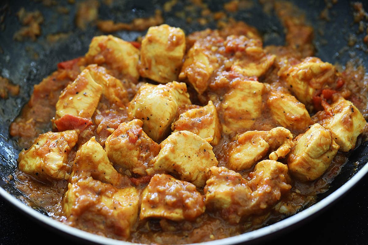 Tender chicken pieces coated with cardamom spice paste. 