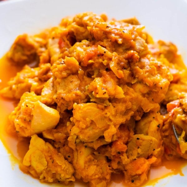 Cardamom chicken on a plate.