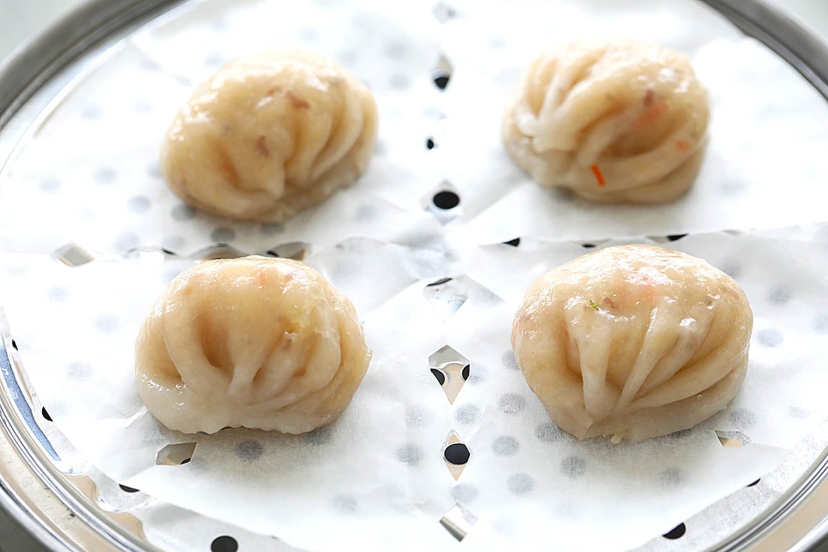 Teochew Chai Kueh steamed in a steamer.