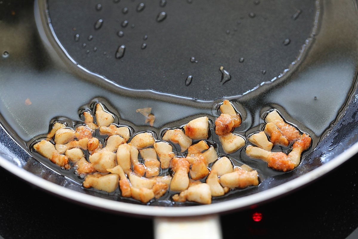 Pork lard and pork oil in a skillet.