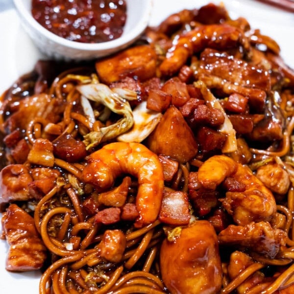 Malaysia Hokkien Mee served with sambal on a plate.