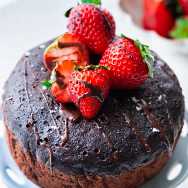 Chocolate cake recipe without an oven, served on a plate.