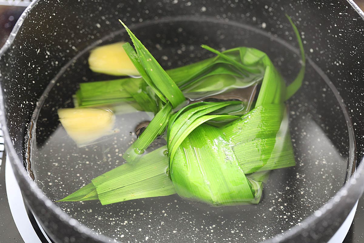 Making ginger syrup soup for tang yuan.