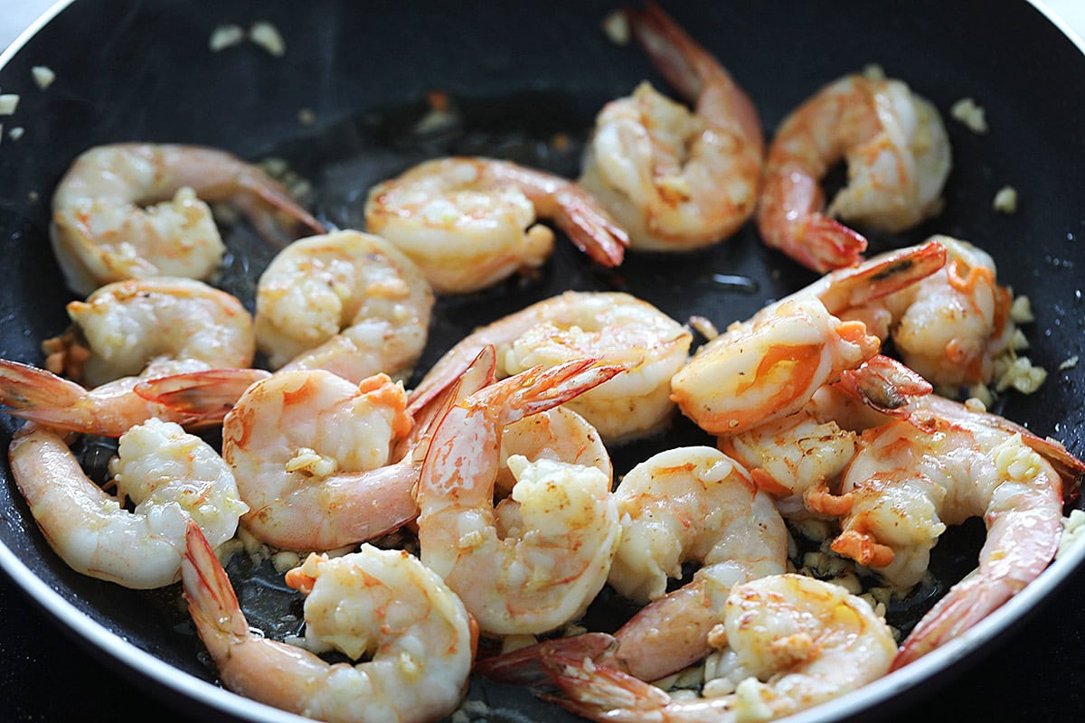 Cooking shrimp with garlic and butter.