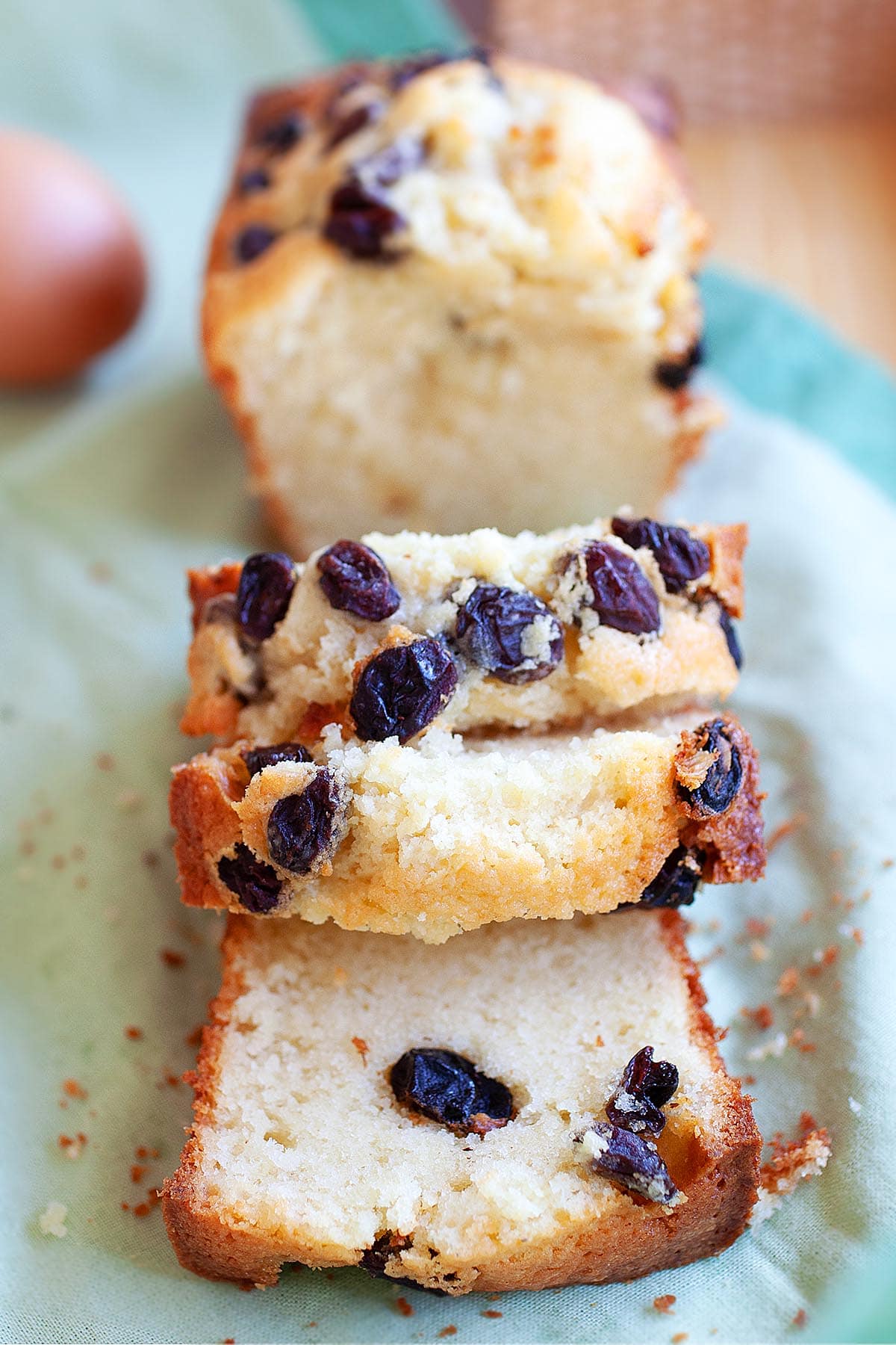 Raisin cake topped with raisins.