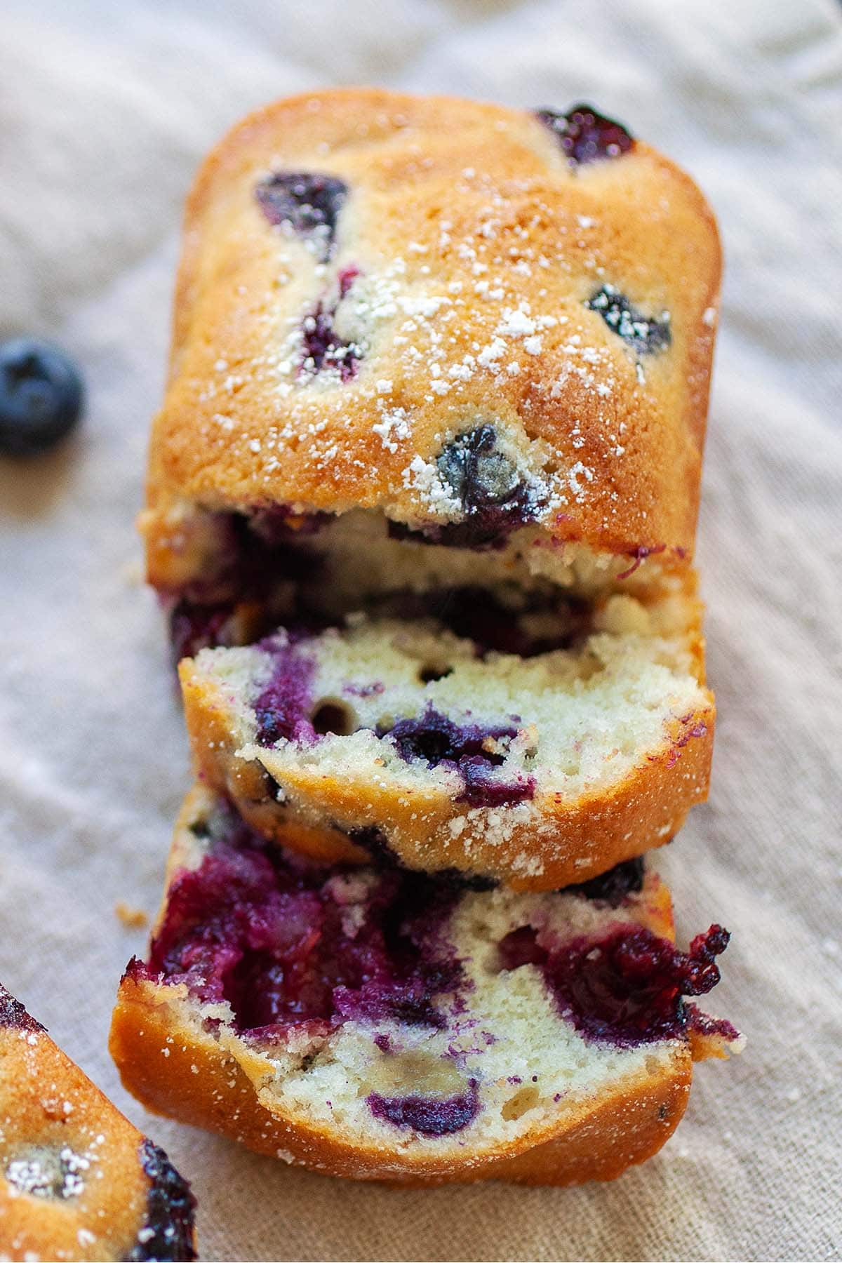 Easy blueberry cake recipe with fresh blueberries, served on a table.