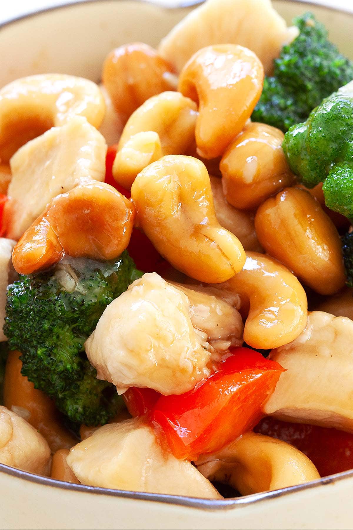 Honey cashew chicken recipe with red bell pepper and broccoli.