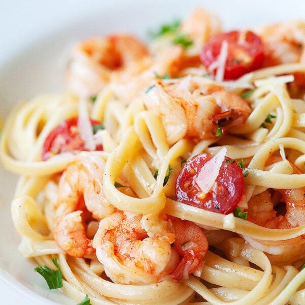 Shrimp scampi and linguine with white wine served on a plate.