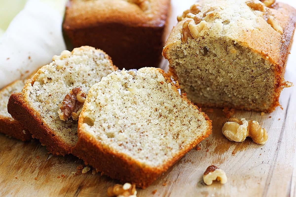 Walnut butter cake topped with walnuts.