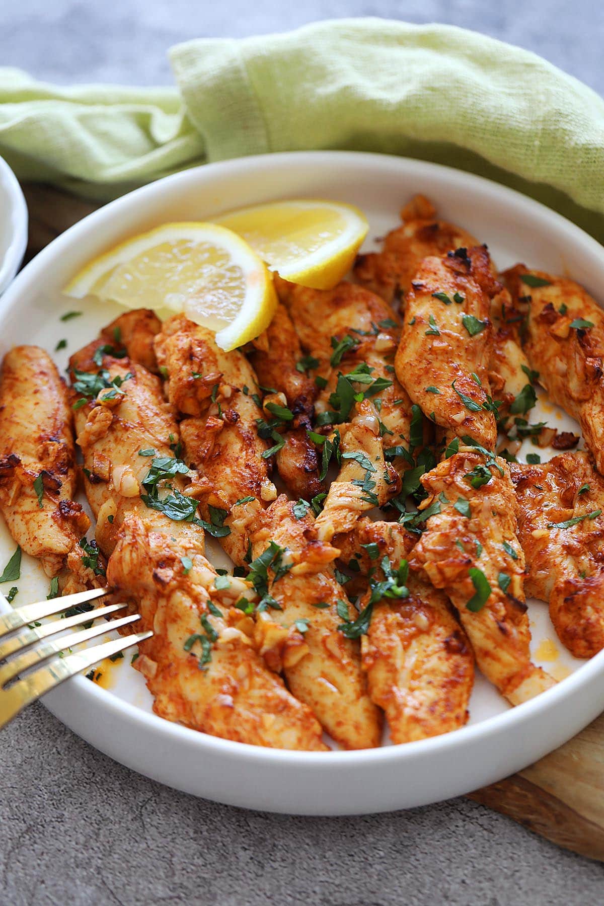 Juicy air fryer chicken tenders, served with fresh lemon wedges.