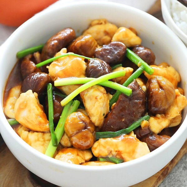 Chestnut chicken in brown sauce, served with steamed white rice.