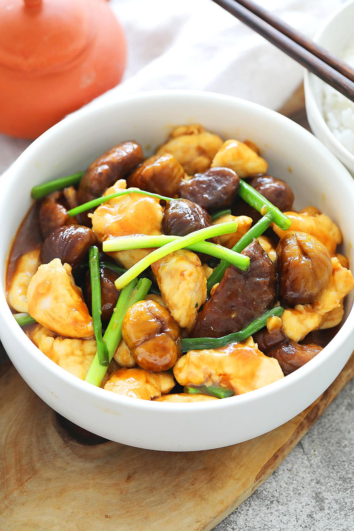Chestnut chicken in brown sauce, served with steamed white rice.