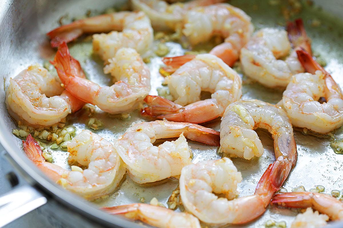 Garlic and shrimp in a skillet.