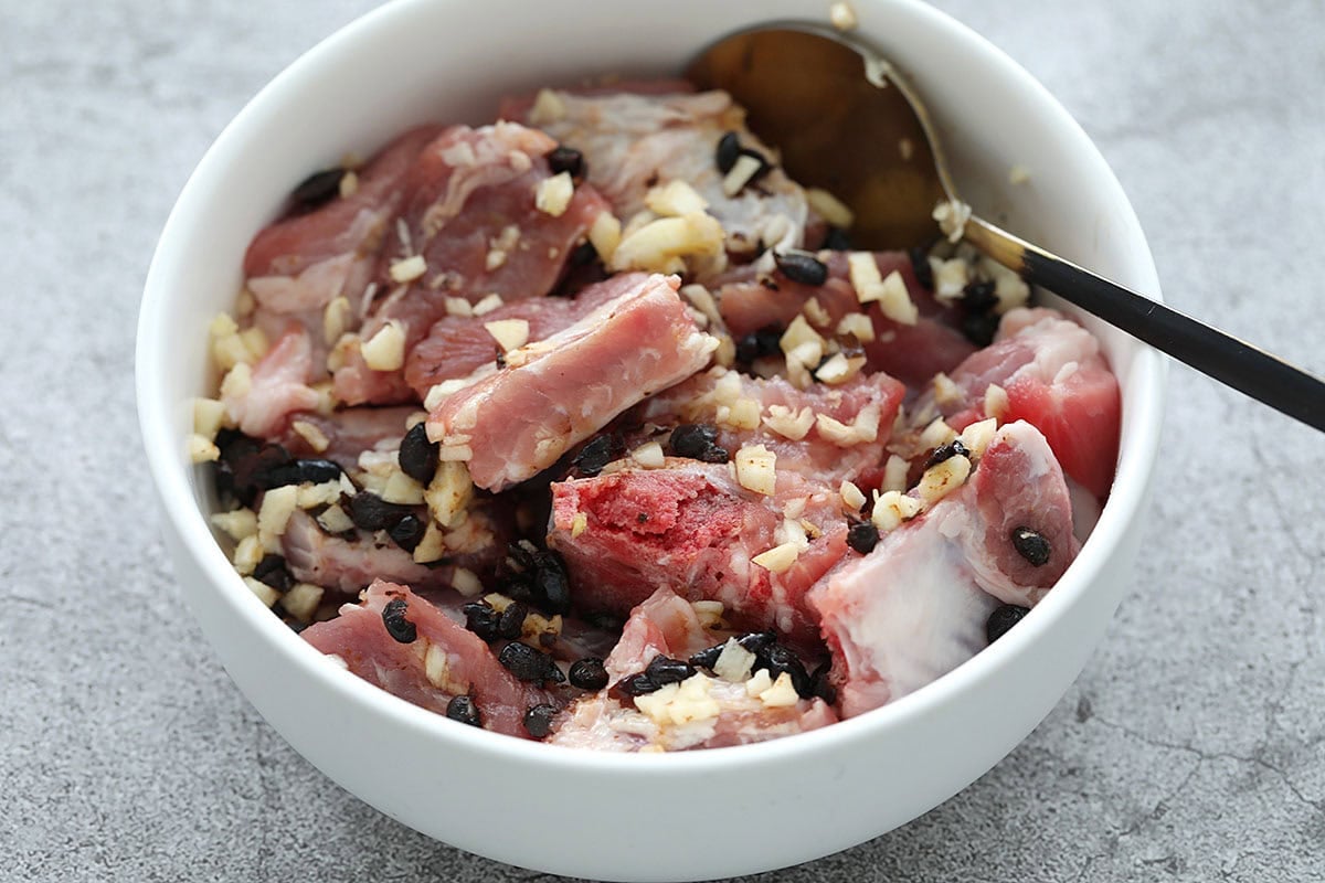 Pork spare ribs with garlic and fermented black beans in a bowl.