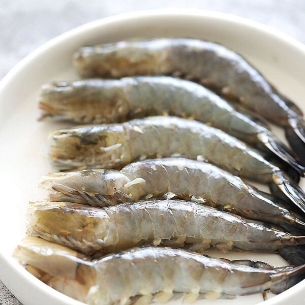 Cleaned shrimp arranged on a plate.