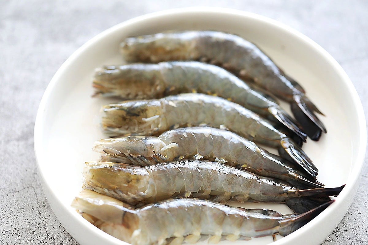 Cleaned shrimp arranged on a plate.