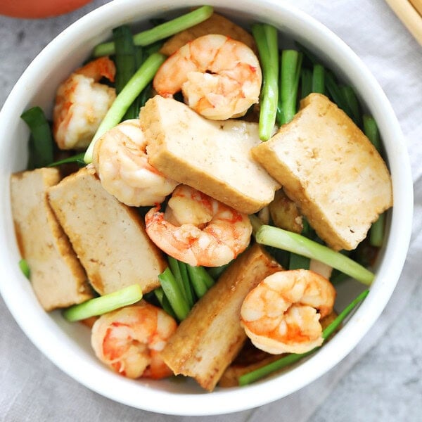 Stir fried veggies with tofu served in a bowl.
