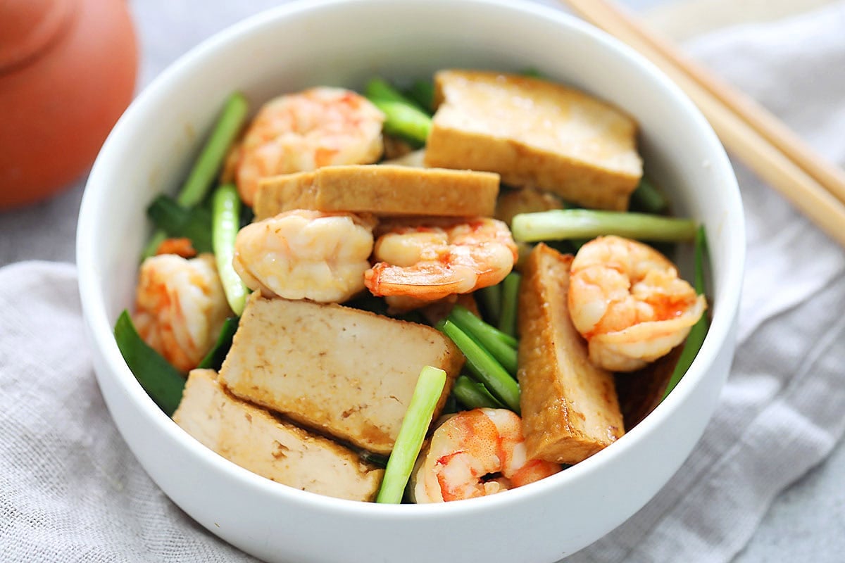 Tofu stir fry with shrimp and chives in a bowl.