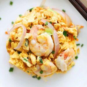 Chinese shrimp omelette recipe with red onions, carrots and scallions.